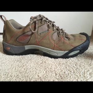 Women’s Keen Hiking Shows Size 8